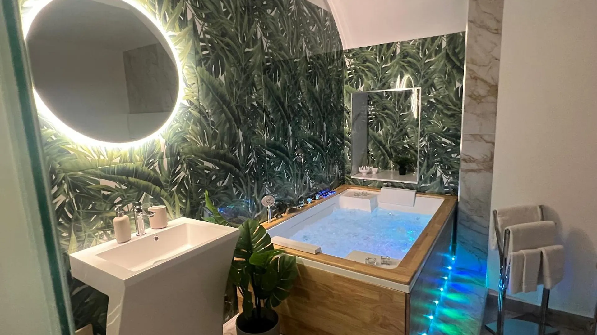 Etnea 208 Luxury Jacuzzi Suite CTA Bed and breakfast