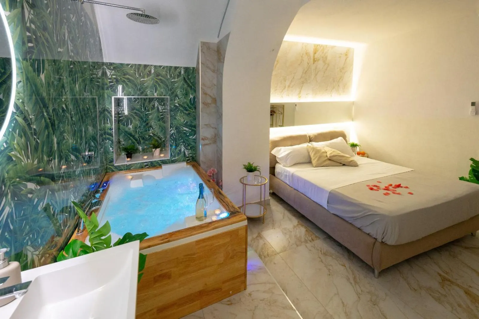 Etnea 208 Luxury Jacuzzi Suite CTA
