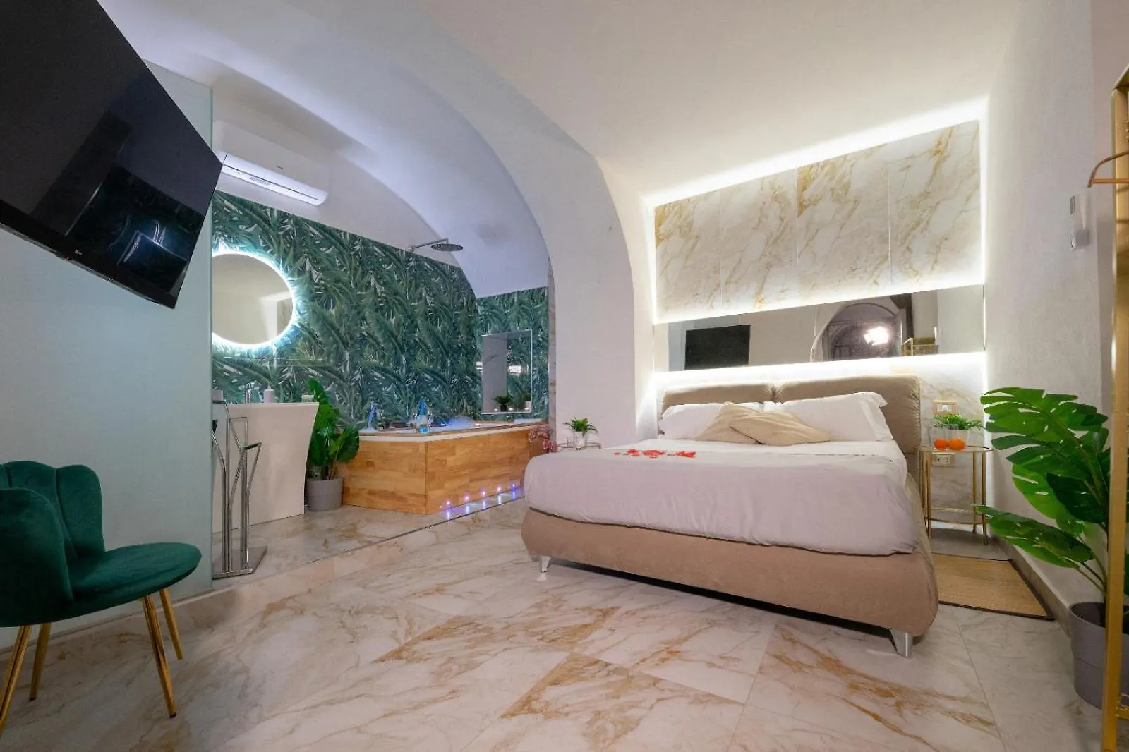 Etnea 208 Luxury Jacuzzi Suite CTA Bed and breakfast