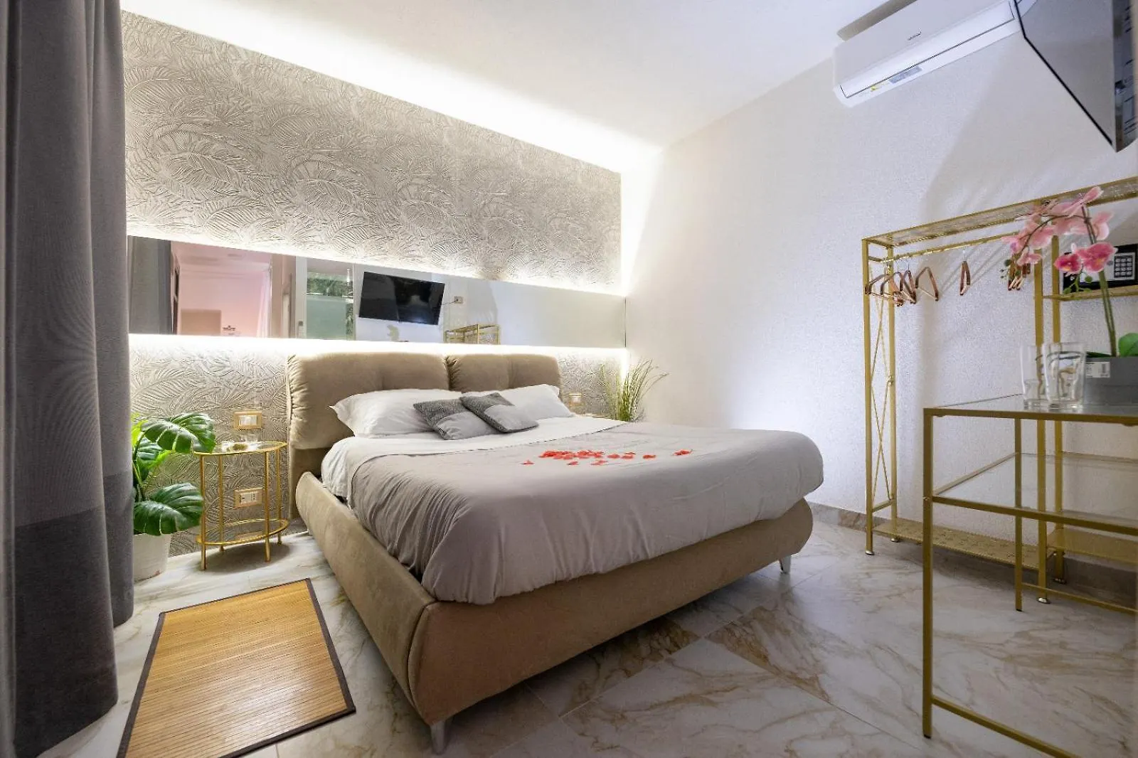 Etnea 208 Luxury Jacuzzi Suite CTA 0*,