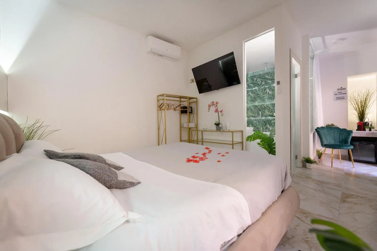 Etnea 208 Luxury Jacuzzi Suite CTA