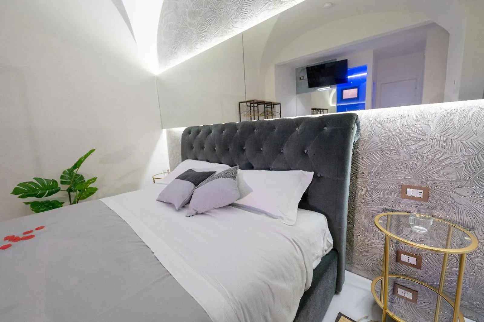 Etnea 208 Luxury Jacuzzi Suite Catania Italy