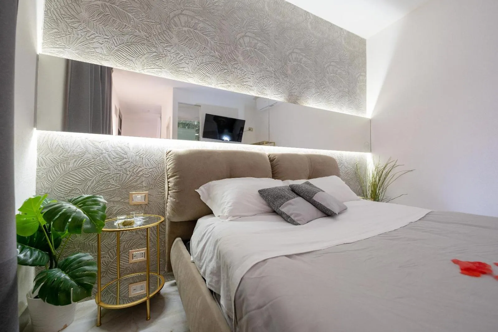 Etnea 208 Luxury Jacuzzi Suite CTA