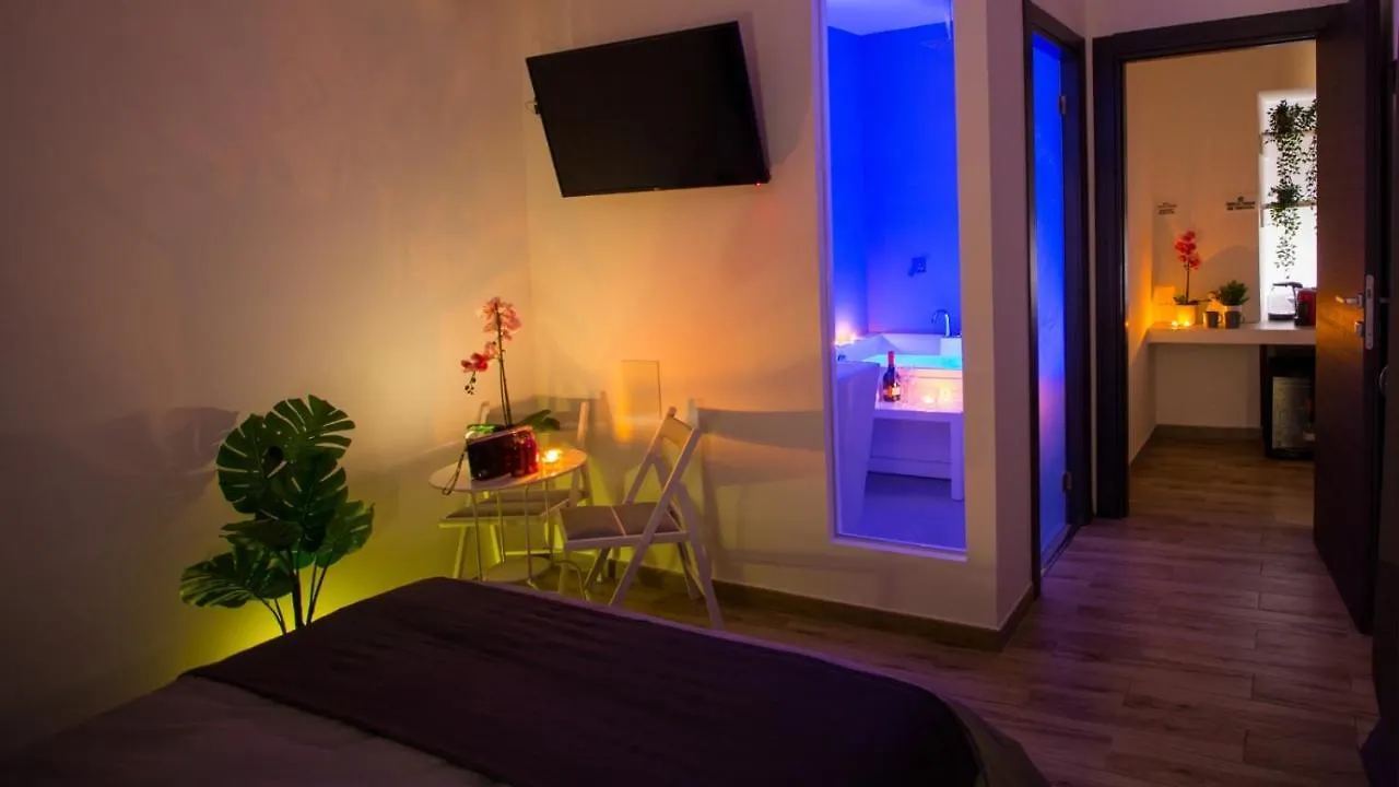 Etnea 208 Luxury Jacuzzi Suite 卡塔尼亚 0*,